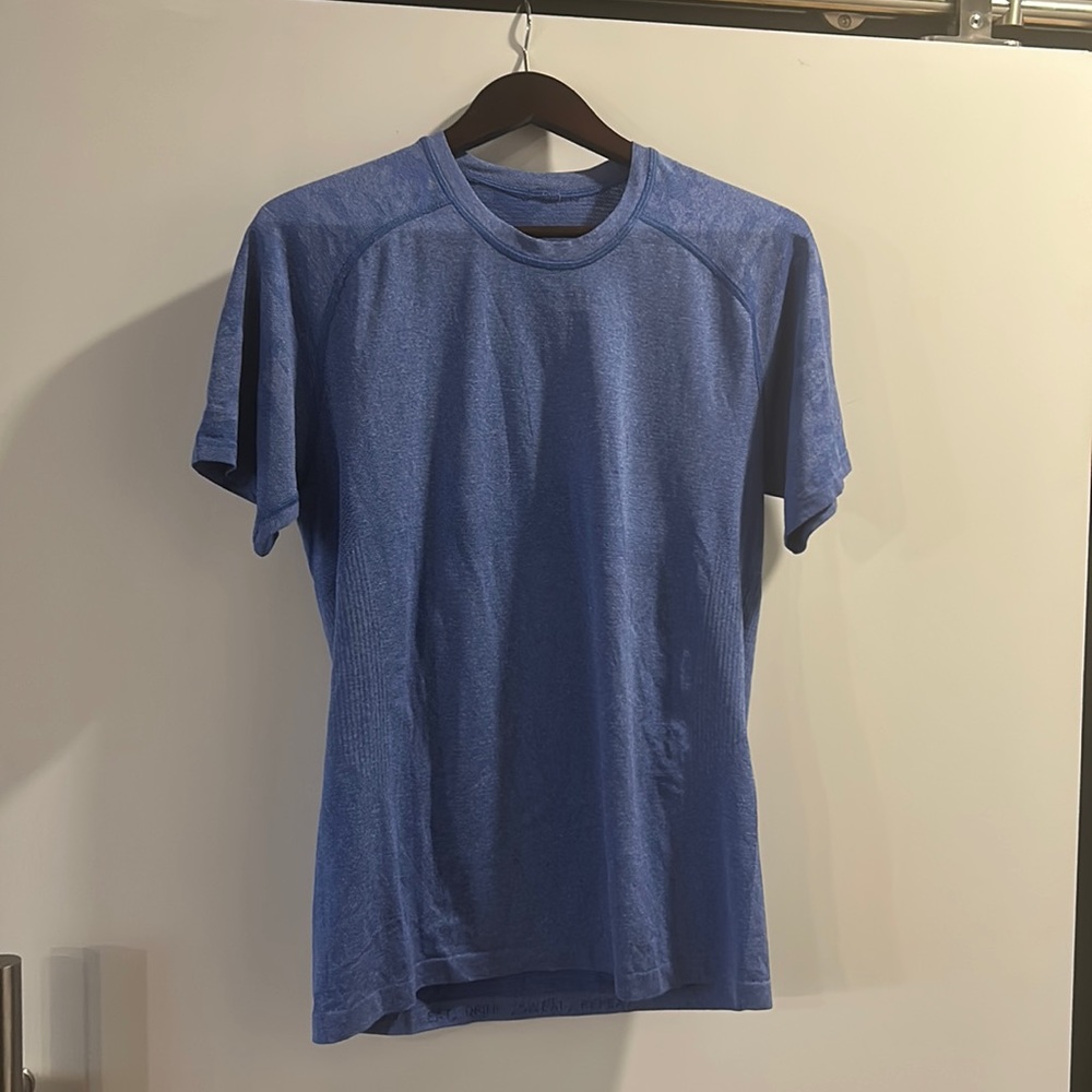 Men’s Lululemon athletic camo pattern tee.